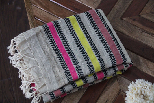 Eri Scarf with a contemporary pattern